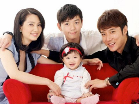 洪欣儿子照片大曝光 与继父张丹峰似哥俩 洪欣儿子照片大曝光 与继父张丹峰似哥俩