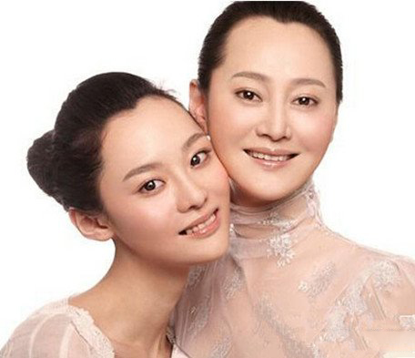 宋佳女儿儿子照片曝光 颜值担当的一家福