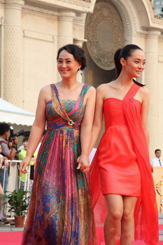 宋佳女儿儿子照片曝光 颜值担当的一家福