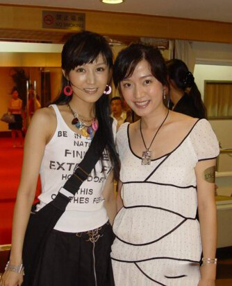 鲍蕾和鲍莉是双胞胎吗？ 鲍蕾姐妹俩一起上学情深似往