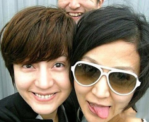 鲍蕾和鲍莉是双胞胎吗？ 鲍蕾姐妹俩一起上学情深似往