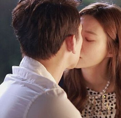 金明洙郑秀晶吻戏怎么样 小编为你们揭秘他们之间的关系