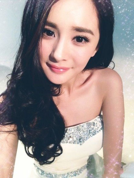 杨幂的胸有多大 时大时小也让人不免觉得诡异