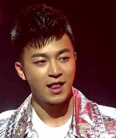 余枫参加中国好声音盲选 自称“秒播”觉得丢人