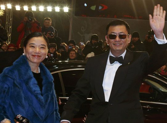 王家卫老婆照片大放送 王家卫牵手妻子逛商场露真容 王家卫老婆照片大放送 王家卫牵手妻子逛商场露真容