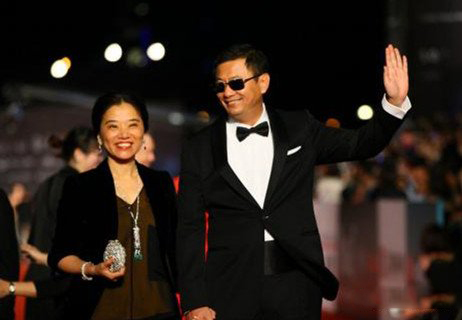 王家卫老婆照片大放送 王家卫牵手妻子逛商场露真容 王家卫老婆照片大放送 王家卫牵手妻子逛商场露真容
