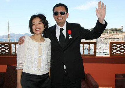 王家卫老婆照片大放送 王家卫牵手妻子逛商场露真容 王家卫老婆照片大放送 王家卫牵手妻子逛商场露真容