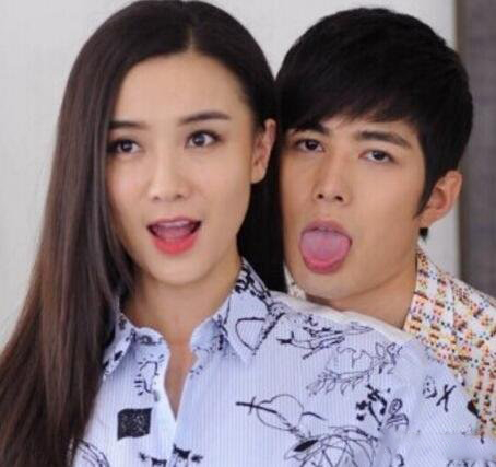 宋佳陈学冬在一起了吗 烛光晚餐下的甜蜜小花老师丸子头