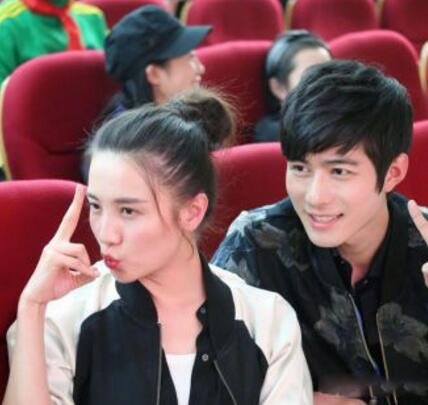 宋佳陈学冬在一起了吗 烛光晚餐下的甜蜜小花老师丸子头