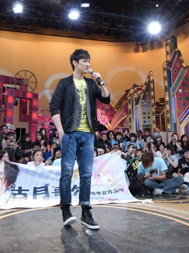 胡歌参加台湾综艺节目机智幽默 盘点其综艺大哥大时期的照片