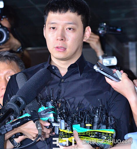 朴有天面色憔悴亮相警局接受调查 向粉丝致歉 朴有天面色憔悴亮相警局接受调查 向粉丝致歉