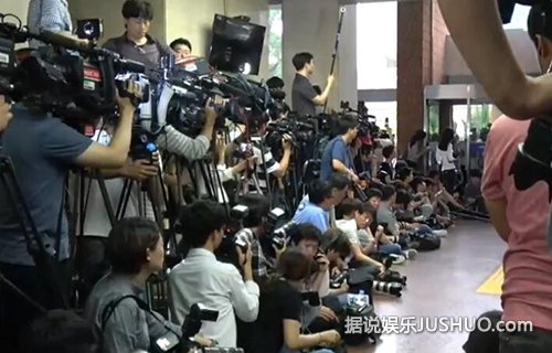 朴有天面色憔悴亮相警局接受调查 向粉丝致歉 朴有天面色憔悴亮相警局接受调查 向粉丝致歉