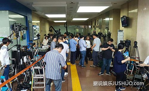 朴有天面色憔悴亮相警局接受调查 向粉丝致歉 朴有天面色憔悴亮相警局接受调查 向粉丝致歉