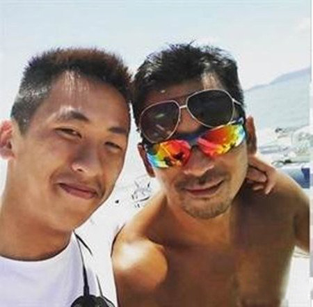 洗米华的儿子周柏豪 周焯华带正宫赴儿子周柏豪毕业礼 洗米华的儿子周柏豪 周焯华带正宫赴儿子周柏豪毕业礼