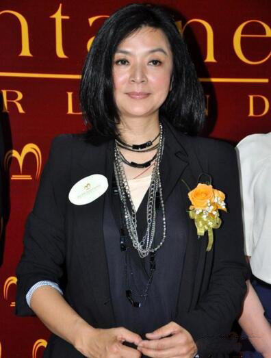 香港艺人陈玉莲近况 近年常做慈善并四处收女徒 香港艺人陈玉莲近况 近年常做慈善并四处收女徒