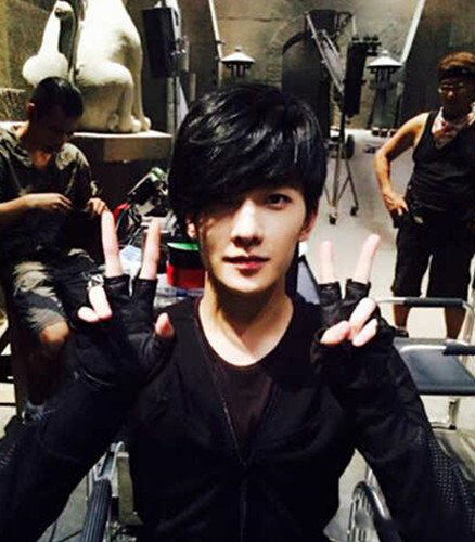 张起灵杨洋晒帅照展示 杨洋个人生活备受关注 张起灵杨洋晒帅照展示 杨洋个人生活备受关注