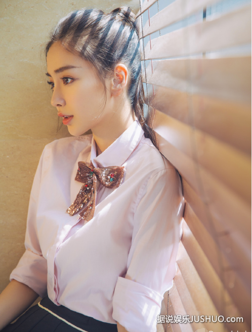 学生装+扎马尾!baby近照微微一笑很倾城 学生装+扎马尾!baby近照微微一笑很倾城