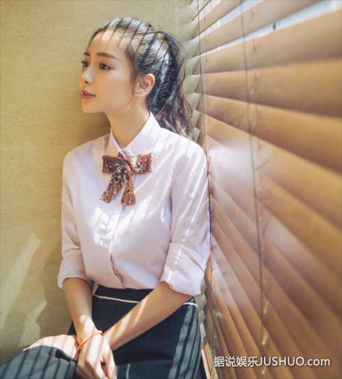 学生装+扎马尾!baby近照微微一笑很倾城 学生装+扎马尾!baby近照微微一笑很倾城