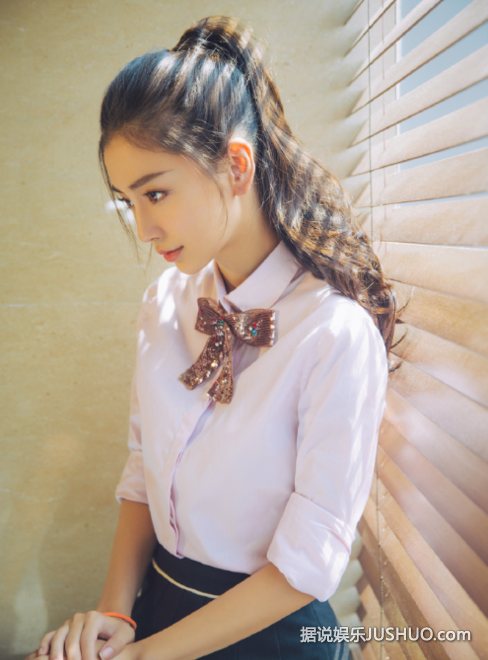 学生装+扎马尾!baby近照微微一笑很倾城 学生装+扎马尾!baby近照微微一笑很倾城