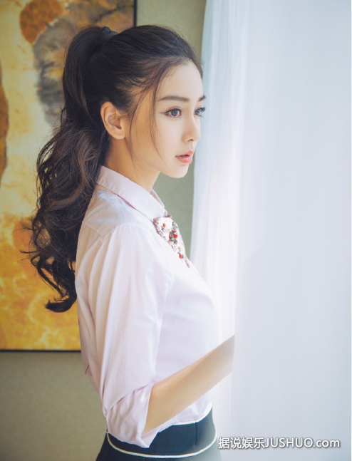 学生装+扎马尾!baby近照微微一笑很倾城 学生装+扎马尾!baby近照微微一笑很倾城