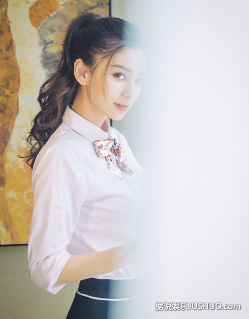 学生装+扎马尾!baby近照微微一笑很倾城 学生装+扎马尾!baby近照微微一笑很倾城