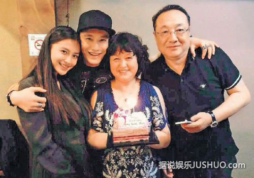 学生装+扎马尾!baby近照微微一笑很倾城 学生装+扎马尾!baby近照微微一笑很倾城