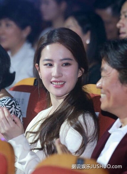 刘亦菲的侧脸太迷人 与王宝强同框画风对比太强烈