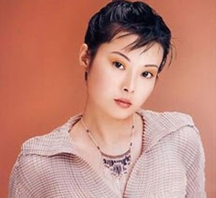 袁立年轻照片曝光 清纯面孔非常夺目