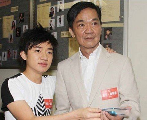 王祖蓝父母图片曝光 父亲是老戏骨王严化？