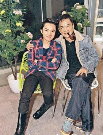 王祖蓝父母图片曝光 父亲是老戏骨王严化？