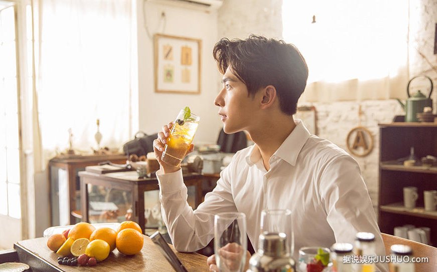 干净帅气！杨洋白衬衫调酒写真出炉