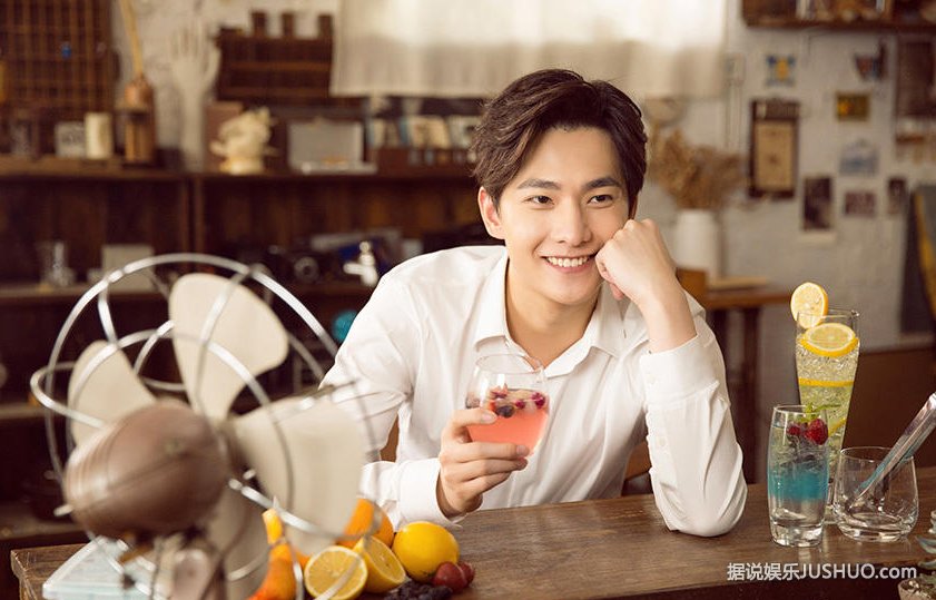 干净帅气！杨洋白衬衫调酒写真出炉