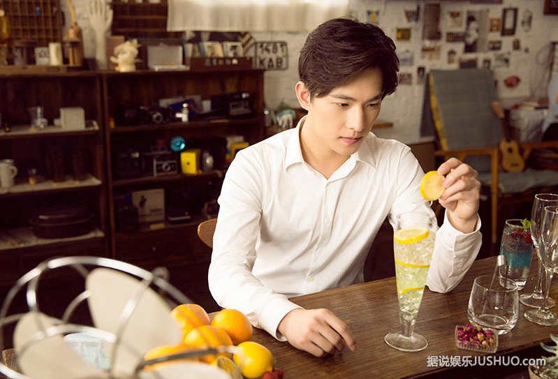 干净帅气！杨洋白衬衫调酒写真出炉