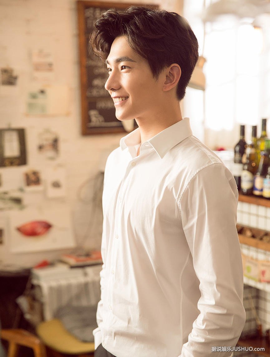 干净帅气！杨洋白衬衫调酒写真出炉