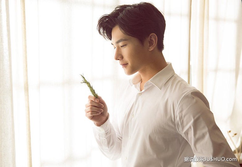 干净帅气！杨洋白衬衫调酒写真出炉