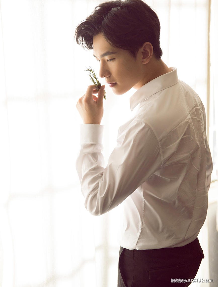 干净帅气！杨洋白衬衫调酒写真出炉