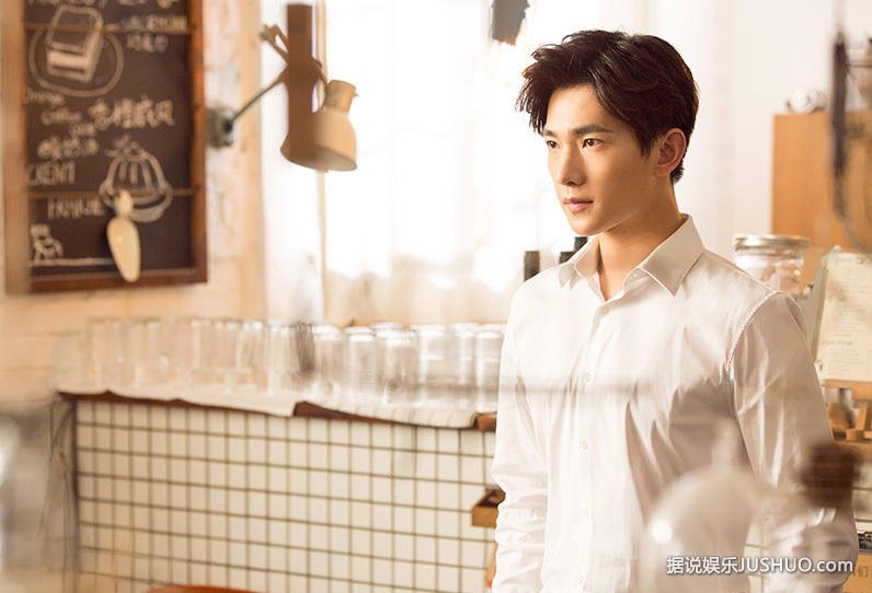 干净帅气！杨洋白衬衫调酒写真出炉