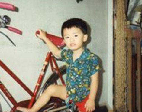 陈赫小时候的照片霸气十足 却被网友吐槽其腿太短 陈赫小时候的照片霸气十足 却被网友吐槽其腿太短