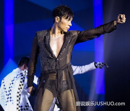 不忍直视！许志安身穿女装透视装露三角裤