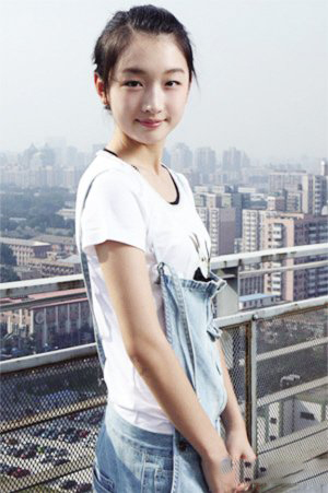 周冬雨坐张艺谋腿上了吗？ 揭秘周冬雨潜规则内幕