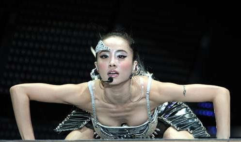 蔡依林丝袜照大曝光 腿部线条尽露