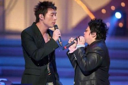 许志安和韩红带醉当街相拥 激吻十秒钟事后擦嘴