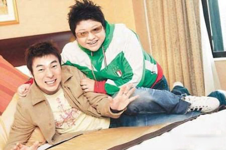 许志安和韩红带醉当街相拥 激吻十秒钟事后擦嘴