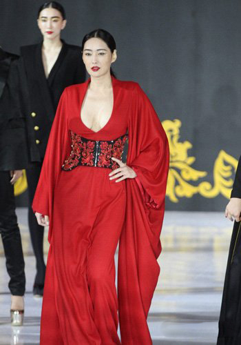 孟广美图片大全 48岁孟广美低胸红裙走秀