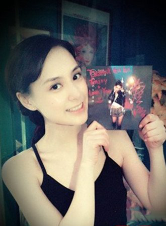 阿娇钟欣桐素颜自拍照曝光 网友留言大赞其“童颜”