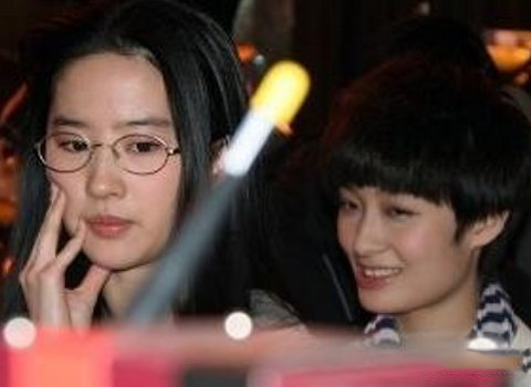 曾轶可刘亦菲暧昧短信曝光引争议 揭秘曾轶可撞脸杨幂