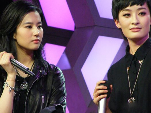 曾轶可刘亦菲暧昧短信曝光引争议 揭秘曾轶可撞脸杨幂