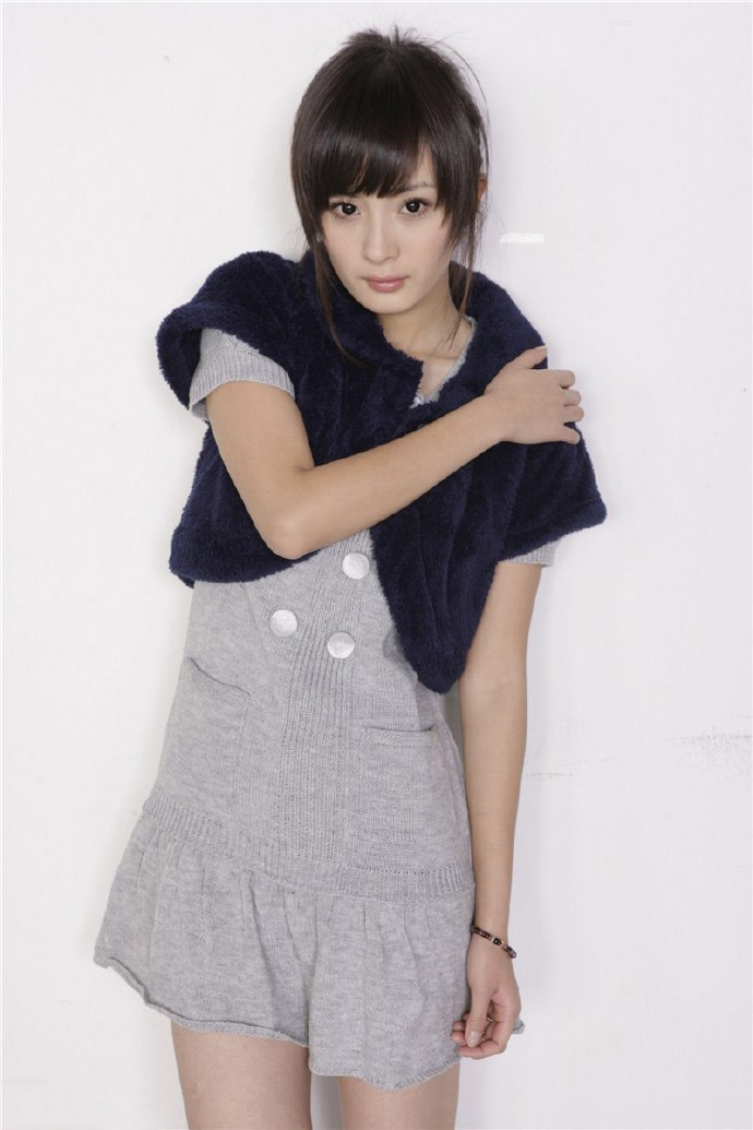 杨幂早期清纯写真 动作表情稍显僵硬生涩