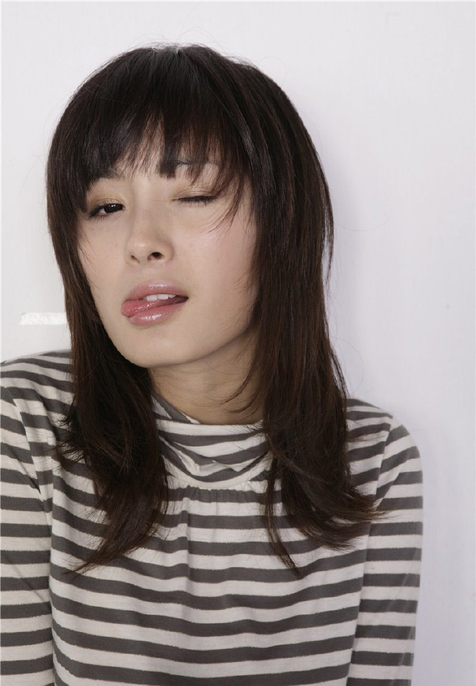 杨幂早期清纯写真 动作表情稍显僵硬生涩