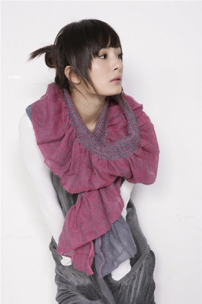 杨幂早期清纯写真 动作表情稍显僵硬生涩